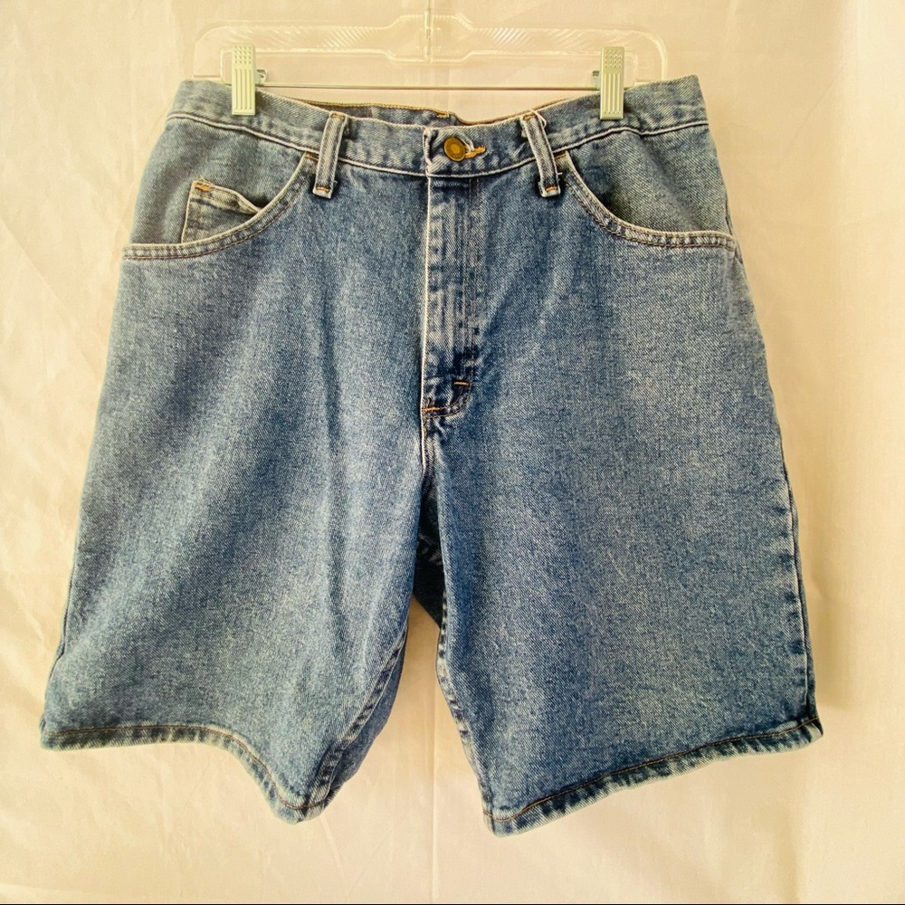 Men’s denim blue jean Wrangler shorts. Size 32.